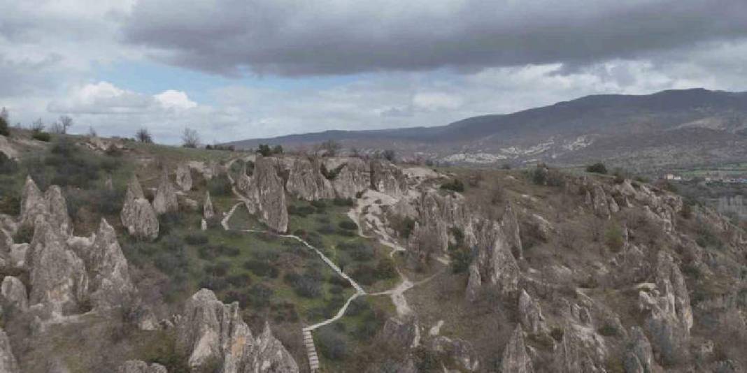 Burası Ankara’nın Kapadokyası! Doğa harikası peri bacaları görüntüsüyle mest ediyor 1
